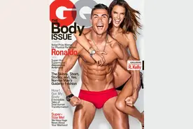 C罗穿CR7内裤颠球卖肉引舔屏 雕塑般肌肉看呆你图片