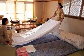 为何日本人不睡床睡地板，到底有什么好处呢？看完长见识了视频封面