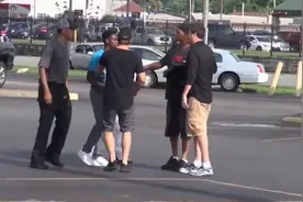 老外真会玩！假装手机掉了，电击恶搞不还的路人