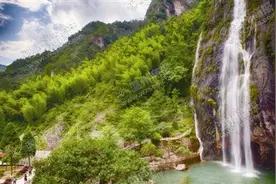 乐清有一瀑布高达70多米 最大可散开30多米宽图片