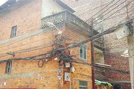南宁：外墙电线如蛛网 老房墙体负担重图片