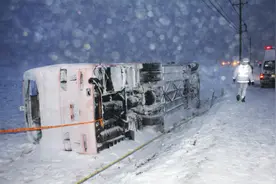 日本福井县一旅游大巴在雪地侧翻 28人受伤图片