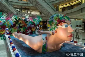 上海：巨型泳姿“美女”现身陆家嘴迎接里约奥运图片