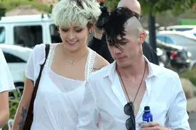 一起凹造型！杰克逊长女顶鸡窝头透视装露沟 与“杀马特”男友十指紧扣露甜笑图片