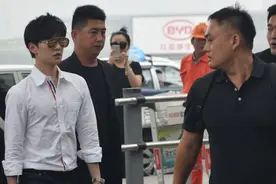 杨洋白衬衣现身机场亲自拎包无架子 被粉丝围堵而行人气爆棚图片