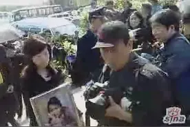 陈晓旭葬礼上，妹妹陈晓阳手捧遗像，与晓旭长得真像......视频封面