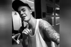 贾斯汀比伯从房间里面出来即兴唱歌，真是太可爱了！图片