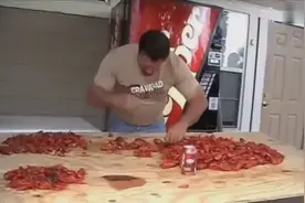 世界上吃小龙虾最快的人，一分钟吃38个图片