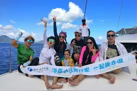 毛里求斯海豚湾里人与海豚和谐共舞图片