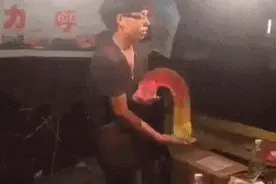 好神奇！把一个橡皮筋球切成两半以后图片