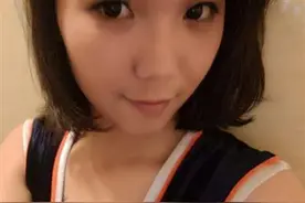 浙江男篮最红啦啦队员徐珏宝贝湿身抛胸，一展泳池英姿。图片