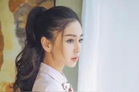 杨颖演译校花，发布会清新造型，网友：颜值再回巅峰，少女气足图片