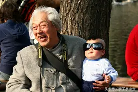 哺乳期婆婆竟对宝宝做这种事，宝妈看不过去开口训斥了她！图片