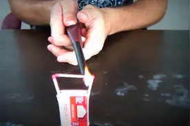 将这三根火柴搭建成一个框架，点燃之后形成了一个有趣的现象图片