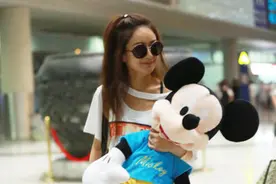 赵丽颖紧搂玩偶超萌 梳歪辫尽显少女活力图片