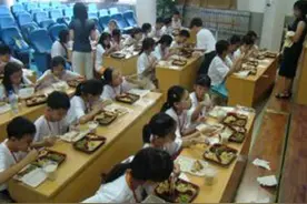 陪读妈妈生活所迫成按摩女，带宝宝去新加坡读幼儿园真这么好图片