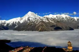 延时摄影！云端的贡嘎雪山。美图片