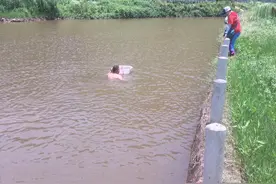 到朋友的鱼塘摸鱼捉虾图片