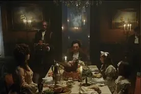 吃饭前拍照的朋友们图片