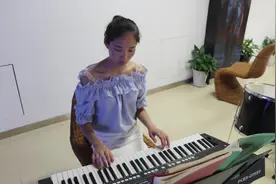 美女钢琴老师弹奏一首儿歌《丢手绢》，曲调欢快活泼，很好听！图片