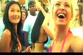 带上耳机感受震撼重低音3D环绕音效图片