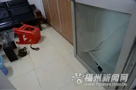 女儿擦鞋摊小凳子被暂扣 大妈砸城管办公室茶几图片