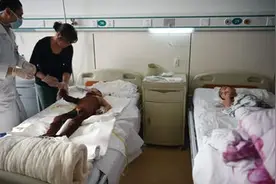 男孩模仿《喜羊羊与灰太狼》玩“烤羊”游戏 将两男童全身烧伤图片