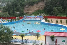 山西潞城：人工海浪水上乐园首日开业游客如潮图片