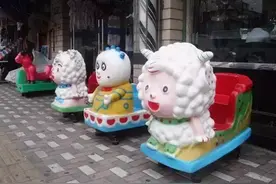 宝宝爱坐的摇摇车竟然存在索命隐患，别再让宝宝单独坐摇摇车了！图片