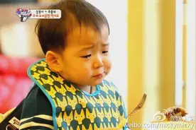 女儿几个月大的时候，侄儿假装跟女儿玩，实则偷偷掐女儿！图片