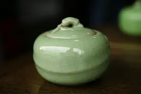 青瓷，就是上青色釉的瓷器图片