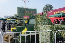 西安街头兵器展（坦克、装甲车、战斗机、大炮）都有图片