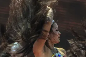 佤族甩发舞：以长发为美，甩动为舞图片