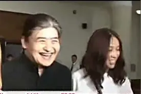 歌唱家刘欢，以及女儿跟妻子照曝光，一家三口集体复出，恩爱有加