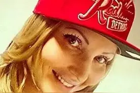 乌克兰女警执行任务时被嫌疑人吐了口吐沫，最终重病去世图片