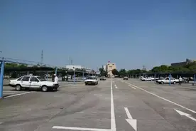 烈日下的坚守者——辛苦的教练员图片