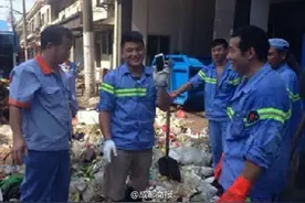 游客遗失手机，上海15名环卫工翻5吨垃圾帮找回图片