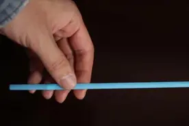 洗手盆长期未清洁导致堵塞，一根剪过的吸管就能帮你将其疏通图片