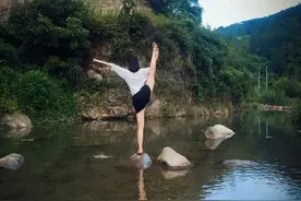 在河道里跳舞的妙龄少女图片