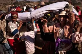 他们每年都会挖坟将已故的亲人翻出来一起跳舞，你确定知道这里？图片