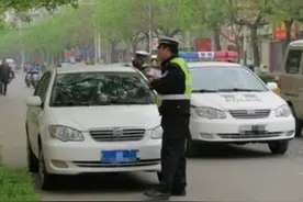 两台车都是路边乱停车，交警叔叔为何只开了一个罚单图片