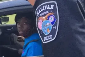 开车被警察拦下的第一感觉是什么？这次有惊喜。图片