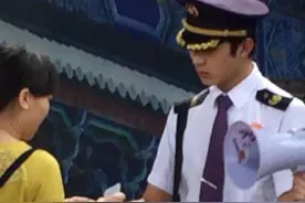 一见倾心！火车邂逅“最帅乘务员” 女网友发帖寻人欲交友图片