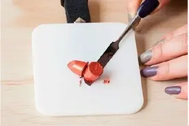 断了的唇膏别浪费，勤俭节约才是好姑娘图片