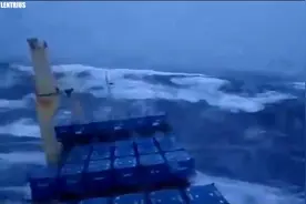 大船巨浪中驾驶室第一视角，船起起伏伏的，看着都害怕！图片