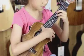 8岁小美女清弹尤格里里：Let it go图片