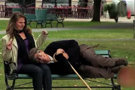 国外爆笑街头恶搞：老头撒赖式亲近路人，不好拒绝表情尴尬视频封面