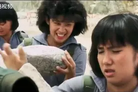 女子搬起一块大石头准备陷害队友，结果教官：立正！女子立马遭殃视频封面