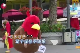 极限挑战：孙红雷穿玩偶服街头求水中暑，蹲在路边看起来超可怜
