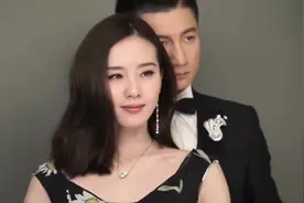 当刘诗诗露出自己的右耳朵时，让人好奇的秘密原来是这个样子